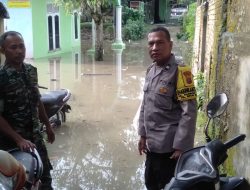 SINERGI BHABINKAMTIBMAS DAN BABINSA PANTAU BANJIR DI KELURAHAN RAMBUNG BARAT