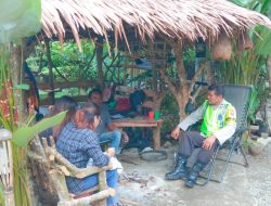 AIPTU ADY MULYONO SAPA WISATAWAN YANG BERKUNJUNG KE DESA BINAAN