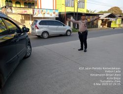 AIPTU JULIANTO BHABINKAMTIBMAS POLSEK BINJAI UTARA ATUR LALIN PADA PAGI HARI, ANTISIPASI KERAWANAN LAKALANTAS