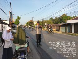 BHABINKAMTIBMAS KELURAHAN SUKA MAJU BRIPKA JONNI SIJABAT MELAKSANAKAN POS PADAT PAGI, DI DEPAN MADRASAH ALIYAH NURUL FURQON BINJAI