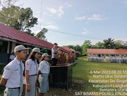 KANIT BINMAS POLSEK SEI BINGAI AIPTU JUNAIDI SAMPAIKAN PESAN KAPOLRES BINJAI PADA UPACARA BENDERA DI SMA NEGERI 1 SEI BINGAI