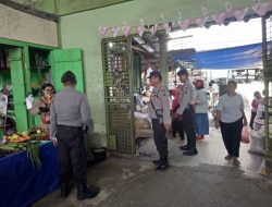 IPDA SAMUEL GURNING. BERSAMA ANGGOTA PATROLI DIALOGIS DENGAN PEDAGANG PASAR TRADISIONAL