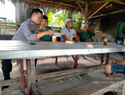 BRIPKA LITNA SEMBIRING BHABINKAMTIBMAS KELURAHAN TIMBANG LANGKAT MELAKSANAKAN DDS /SAMBANG DESA BINAAN