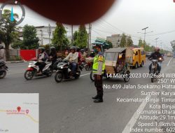AIPTU PESTANA GINTING PANTAU ARUS LALIN BERIKAN PELAYANAN PRIMA KEPADA PENGGUNA JALAN