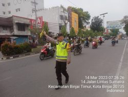 AIPTU S.SIGALINGGING BANTU AMANKAN JALUR DAN SEBERANGKAN SISWA SEKOLAH