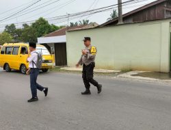 BHABINKAMTIBMAS KEL.SUKA MAJU PENGATURAN LALU LINTAS DI DEPAN MADRASAH TSANAWIYAH NURUL FURQOON BINJAI