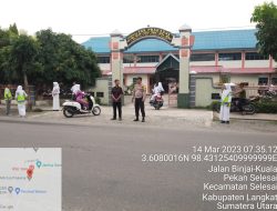 AIPTU BAMBANG TRIADI BERSAMA PERANGKAT SISWA LAKSANAKAN PENGATURAN LALIN DI DEPAN SEKOLAH