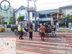 BANTU SEBERANGKAN PELAJAR, SATLANTAS POLRES BINJAI TONJOLKAN SISI RAMAH ANAK