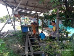 AIPTU JULIANTO TURUT MEMBANTU PEMBANGUNAN POSKAMLING DI DESA BINAAN