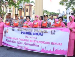 KAPOLRES BINJAI BESERTA BHAYANGKARI BERBAGI TAKJIL GRATIS KEPADA MASYARAKAT