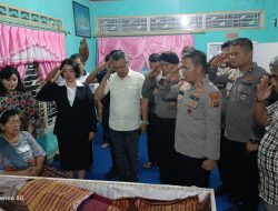 KAPOLRES BINJAI DAN KETUA BHAYANGKARI MELAYAT KERUMAH DUKA ALM AIPTU RICOFERNANDO ARITONANG