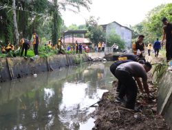 POLRES BINJAI MELAKSANAKAN GIAT PEDULI LINGKUNGAN DENGAN MEMBERSIHKAN ALIRAN SUNGAI BANGKATAN