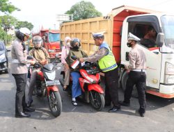 Wujudkan Rasa Kebangsaan Jelang Hari Ke Merdekaan Ri Sat Lantas Polres Binjai Bagi Bagi Bendera Merah Putih