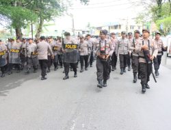 Polres Binjai melaksanakan kegiatan pengamanan pengadilan Masa di Depan kantor KPU Kota Binjai.