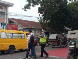 AMANKAN LALULINTAS DAN CEGAH KEMACETAN, SATLANTAS POLRES BINJAI RUTIN STRONG POINT
