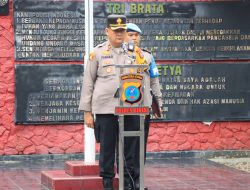 KAPOLRES BINJAI BERIKAN BINGKISAN NATAL DAN TAHUN BARU KEPADA PERSONIL POLRES BINJAI