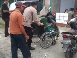 Bhabinkamtibmas Polres Binjai Tuntun Lansia Ke Tps Untuk Menentukan Hak Pilihnya