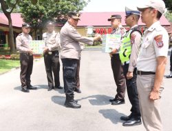 Kapolres Binjai Berikan Bingkisan Paket Idul Fitri 1445 H Kepada Personil Polres Binjai