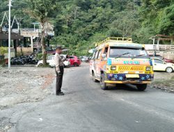 Bhabinkamtibmas Desa Telaga beri rasa aman kepada pengguna jalan yg melintas dari desa binaannya.