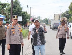 Turun Ke Jalan Kapolres Binjai Atasi Kepadatan Lalu Lintas Di Beberapa Lokasi SPBU Serta Bagikan Makanan Dan Air Mineral Kepada Masyarakat Yang Sedang Antri BBM
