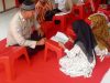 Bhabinkabtibmas tebar kepedulian dampingi anak-anak belajar alquran di polsek selesei