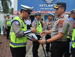 Kapolres Binjai Berikan Penghargaan Kepada Personel Satlantas Berprestasi