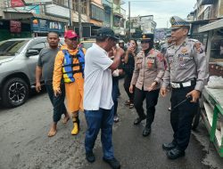 Kapolsek Binjai Kota Sambangi Warga Terdampak Banjir, Salurkan Bantuan Sarapan Pagi
